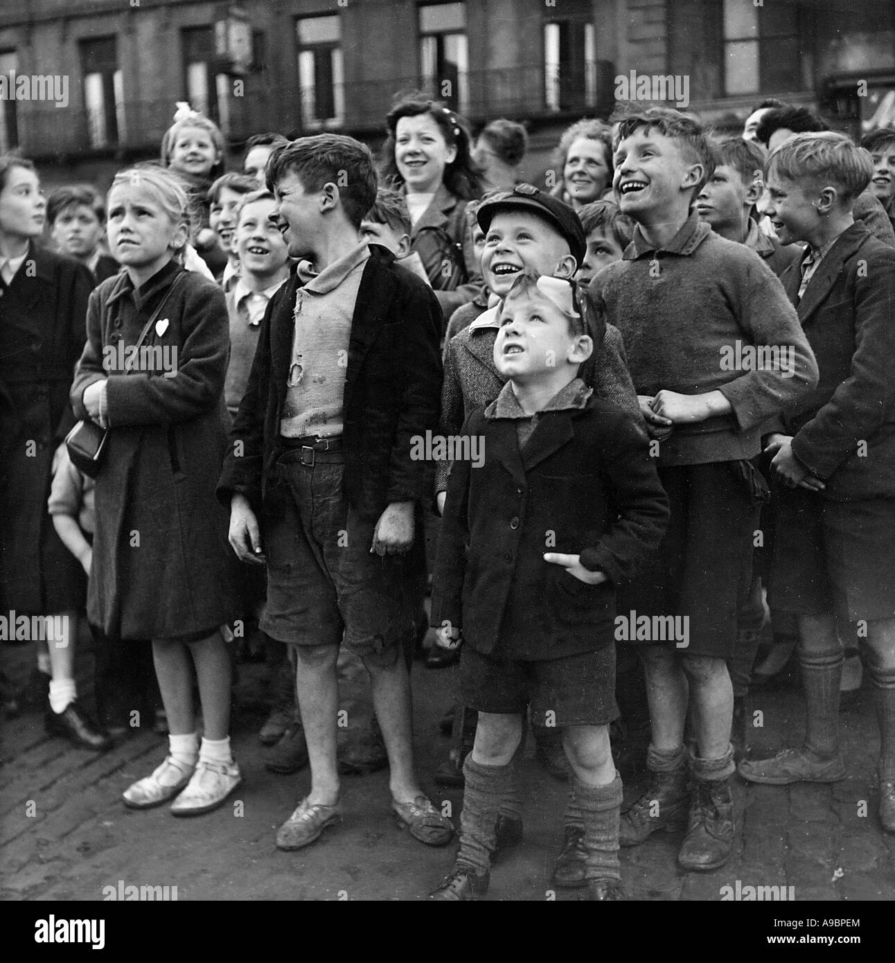 CHILDREN watching a puppet show in London about 1945 Stock Photo