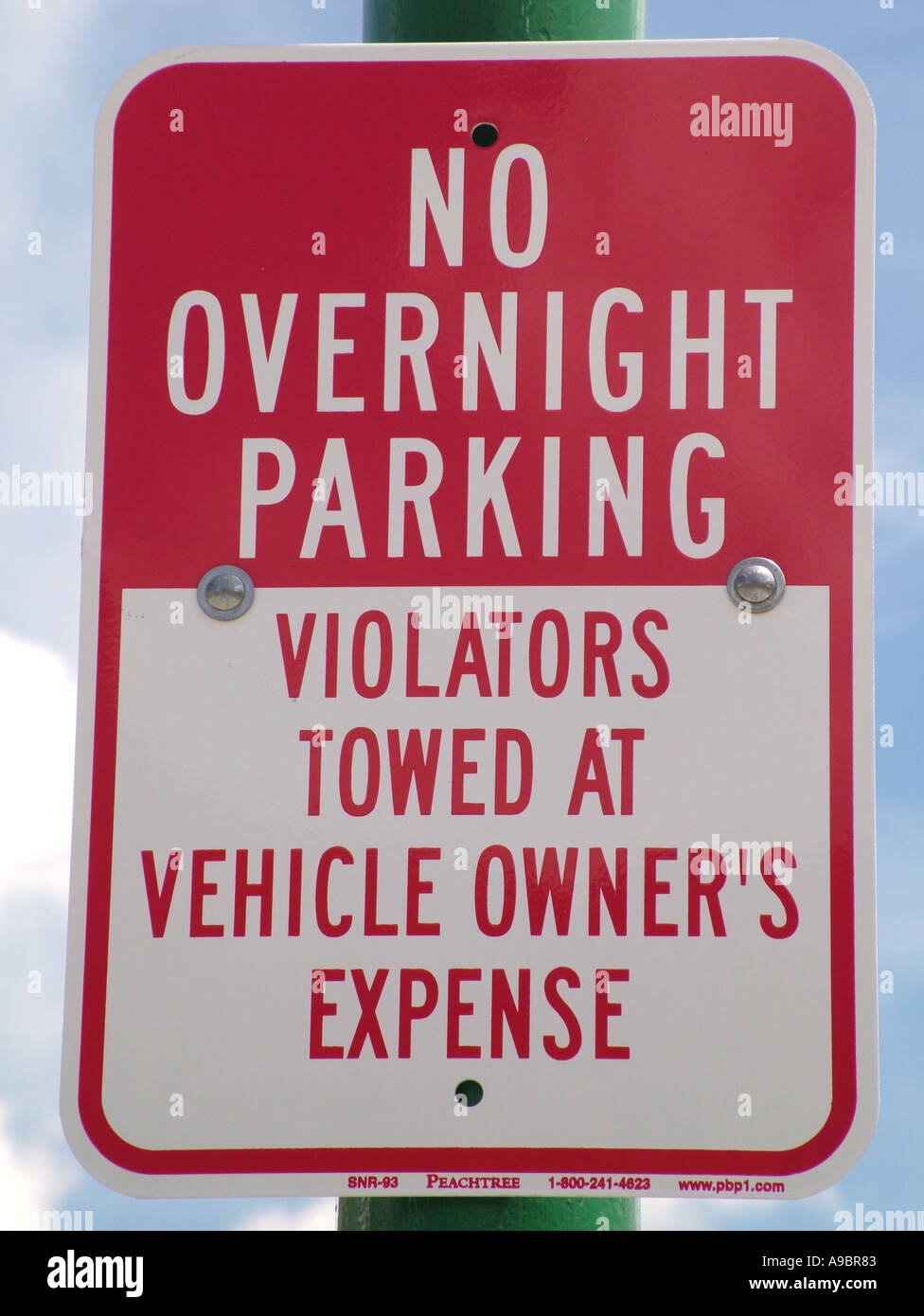 AJD42750, parking sign, No Overnight Parking, tow zone sign Stock Photo