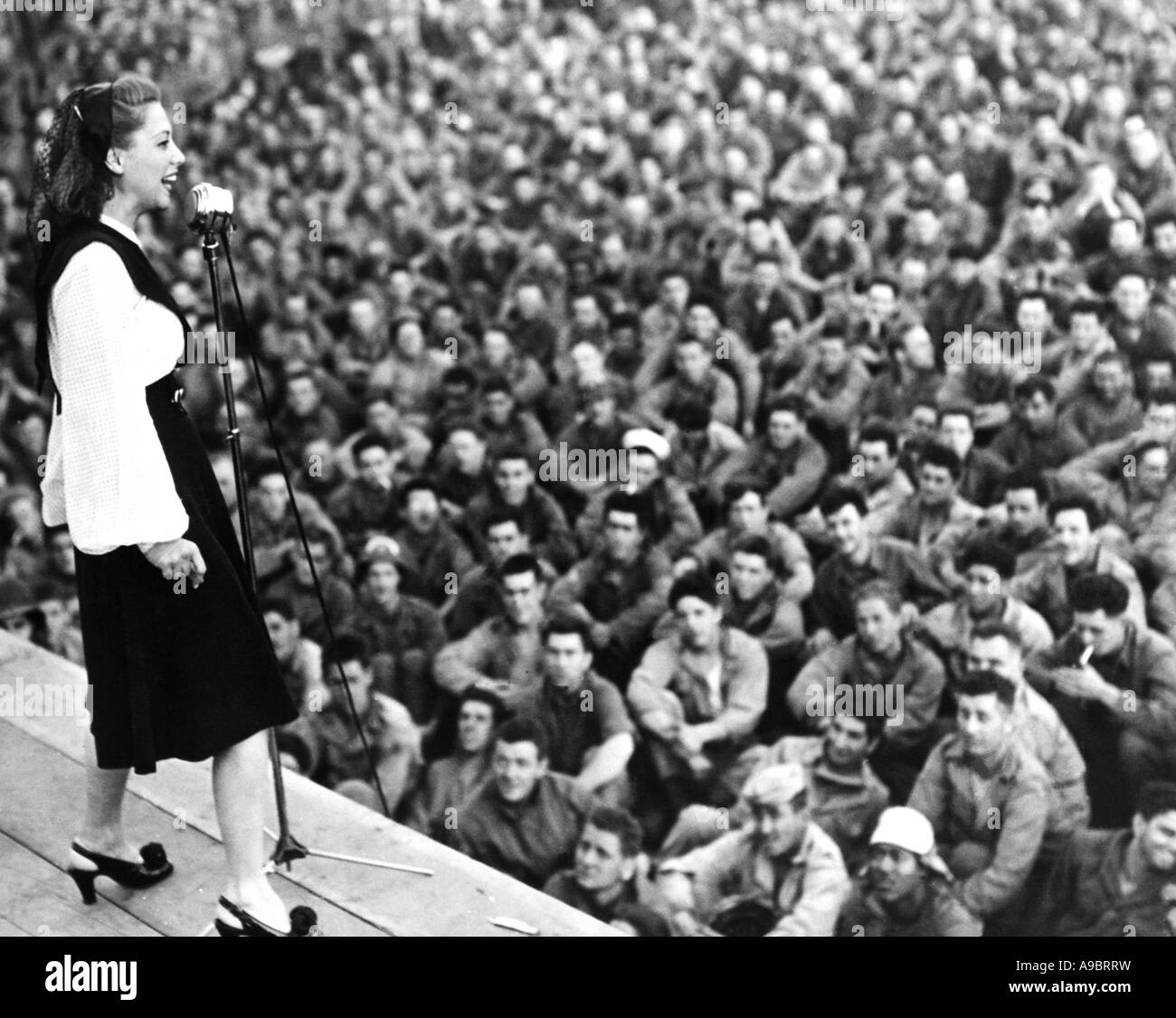 DINAH SHORE - US singer entertaining American troops about 1944 Stock Photo