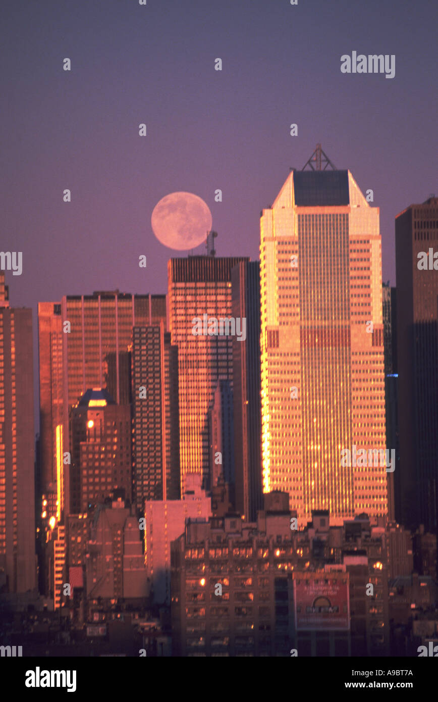 Dramatic moonrise over New York Stock Photo Alamy