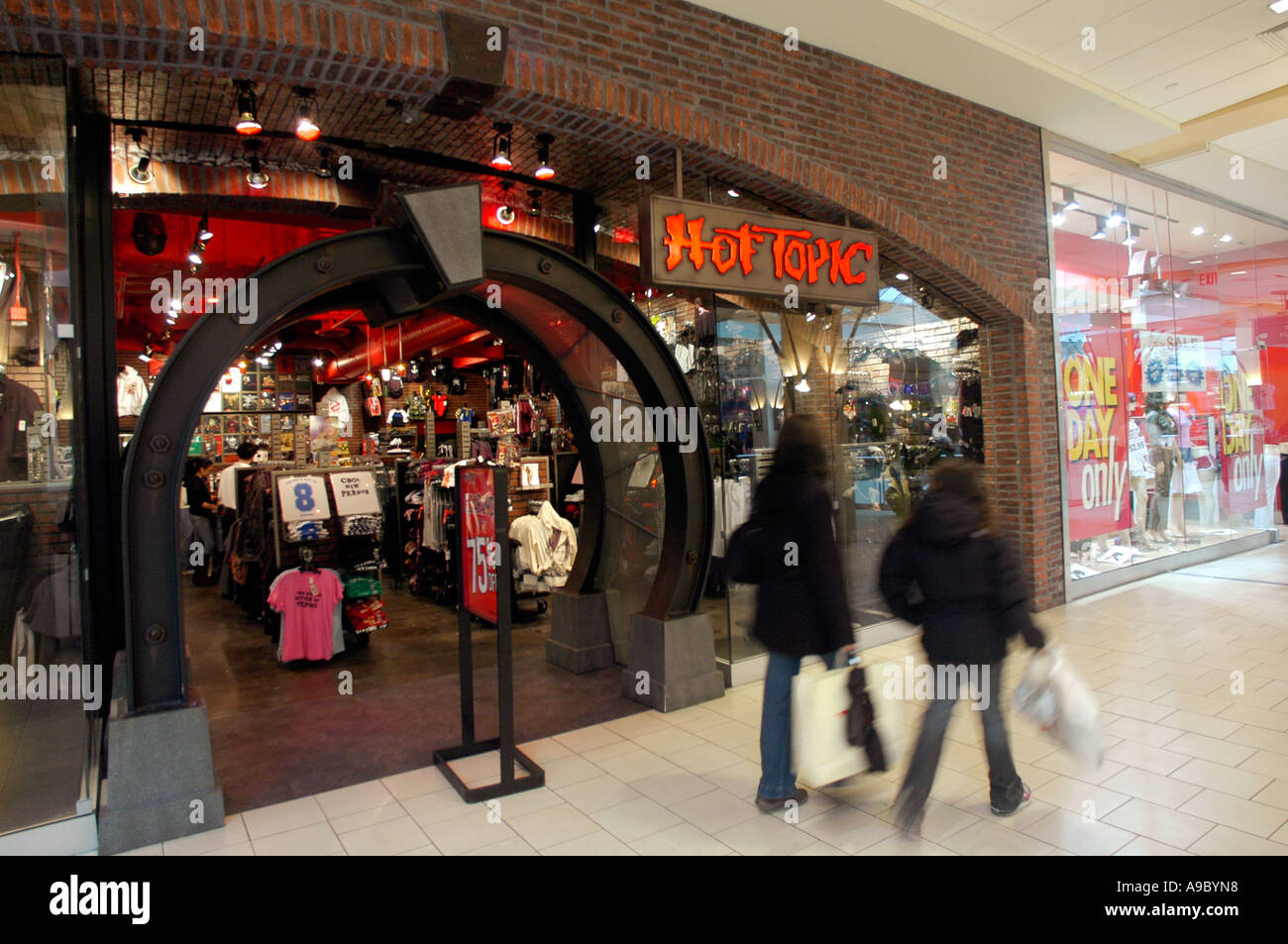 abercrombie queens center mall