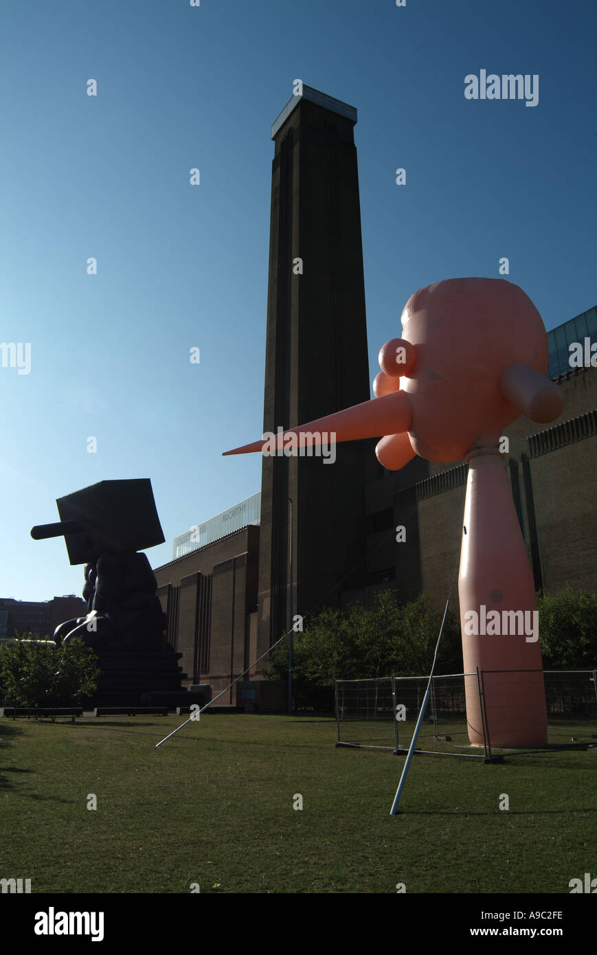 Blockhead (2003) Temporary Inflatable sculpture at   Tate Modern. Architect: Paul McCarthy Stock Photo