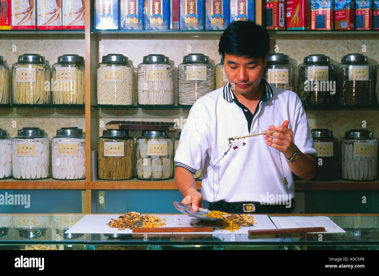 Hong kong chinese medicine herbs hi-res stock photography and images ...