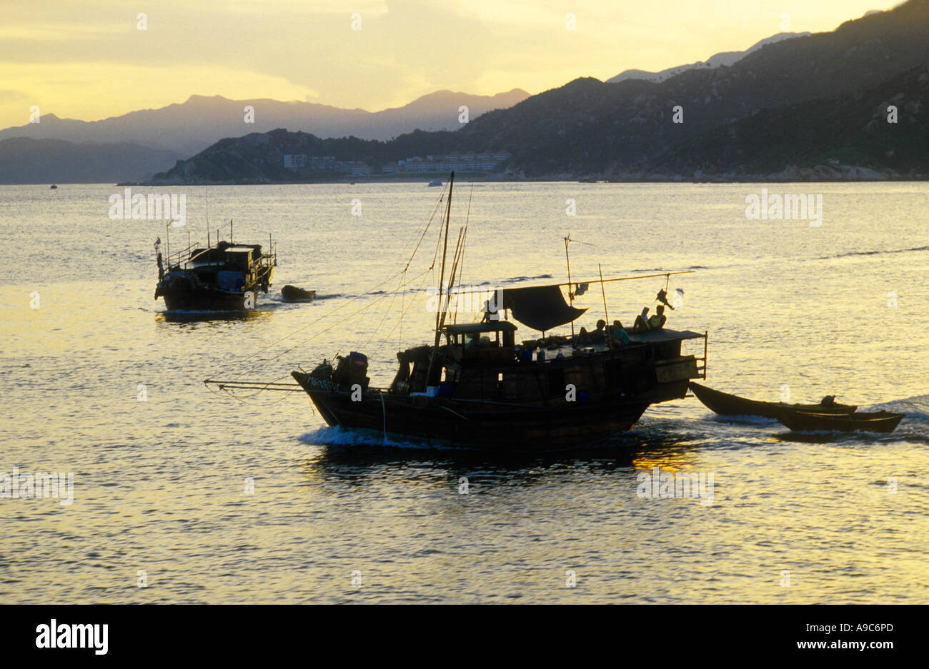 Small junk boat hong kong hi-res stock photography and images - Alamy