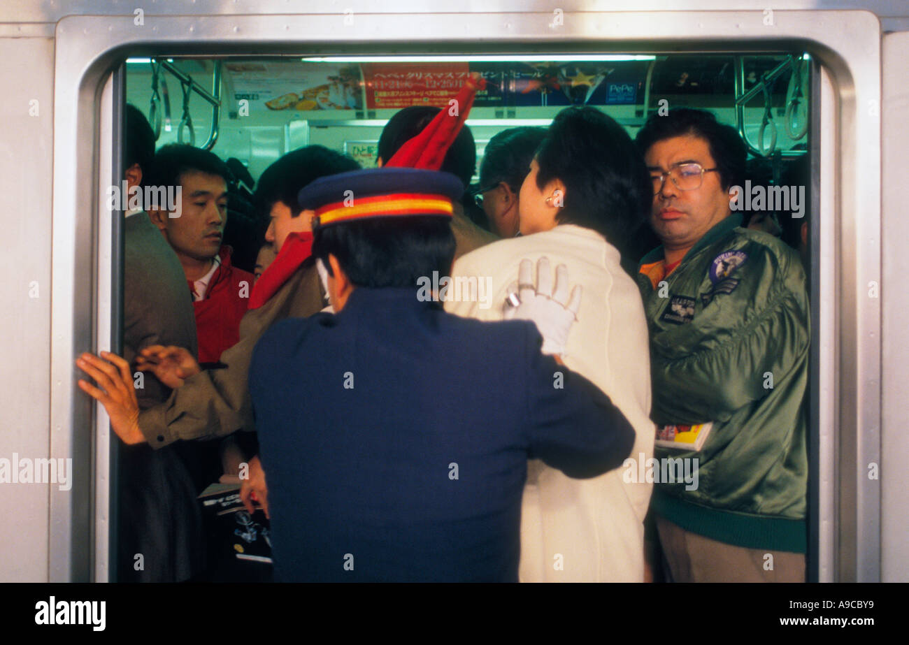 Unidentified Passengers Standing on the Doors of Running Local Train during  Rush Hours Editorial Photography - Image of station, india: 168031082