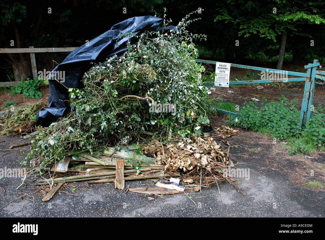 Fly tipping in gateway defying police warning notice, Warwickshire, England, UK Stock Photo
