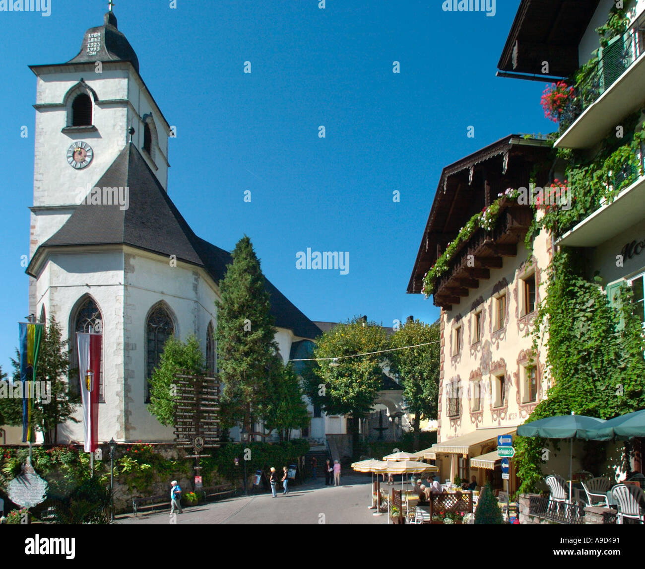 Church and street cafe in the old town centre, St Wolfgang, Lake Wolfgang, Salzkammergut, Austria Stock Photo