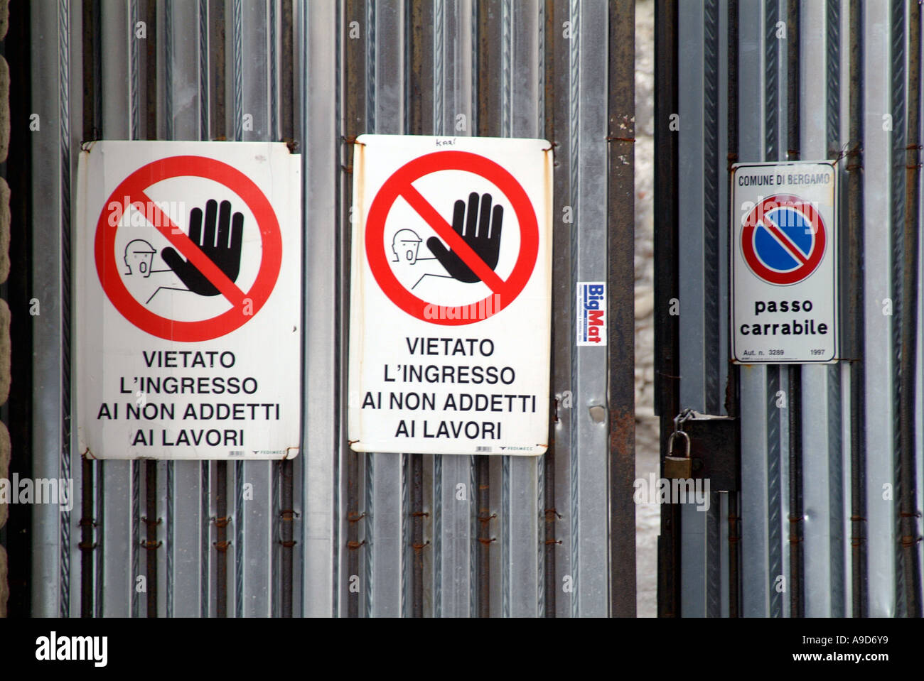 no, entry, sign, in, italian, italy, langauge, vietato, l'ingresso, al, non, addetti, al, lavori, passo, carrabile, Stock Photo