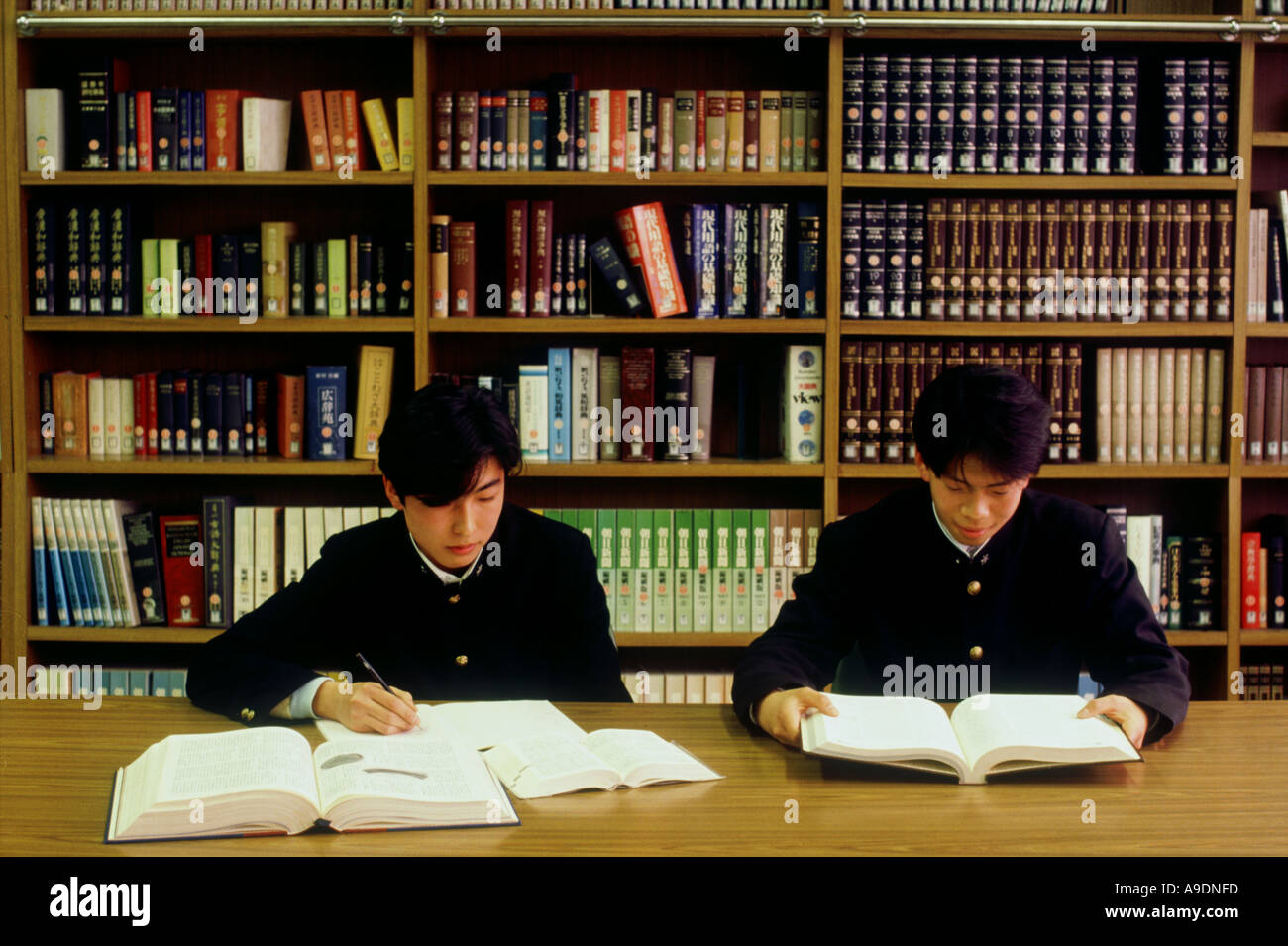 Japanese students japan studying hi-res stock photography and images ...