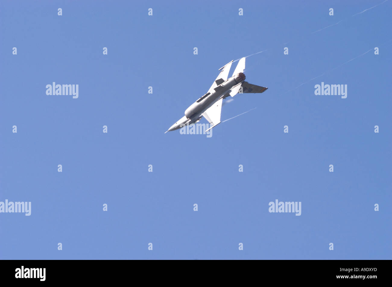 An f 16 fighting falcon aircraft hi-res stock photography and images ...