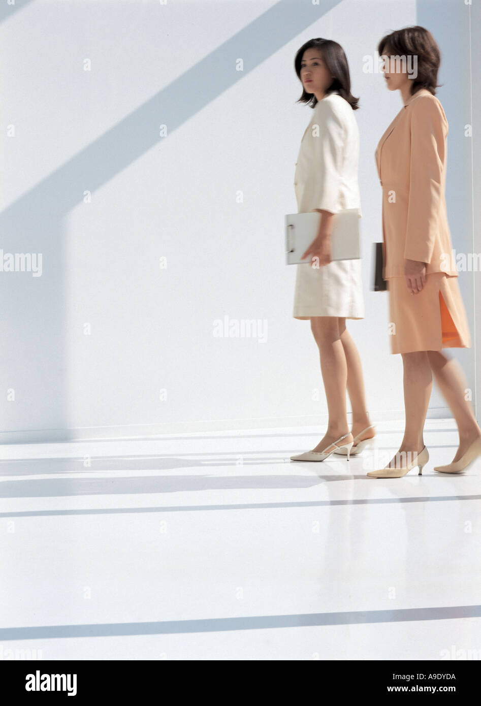 Business women walking hi-res stock photography and images - Alamy