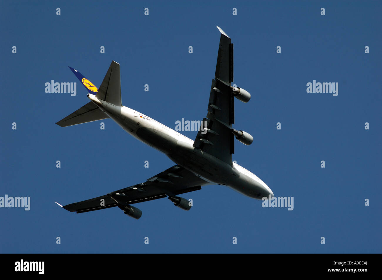 Lufthansa boeing 747 jumbo approaching hi-res stock photography and ...