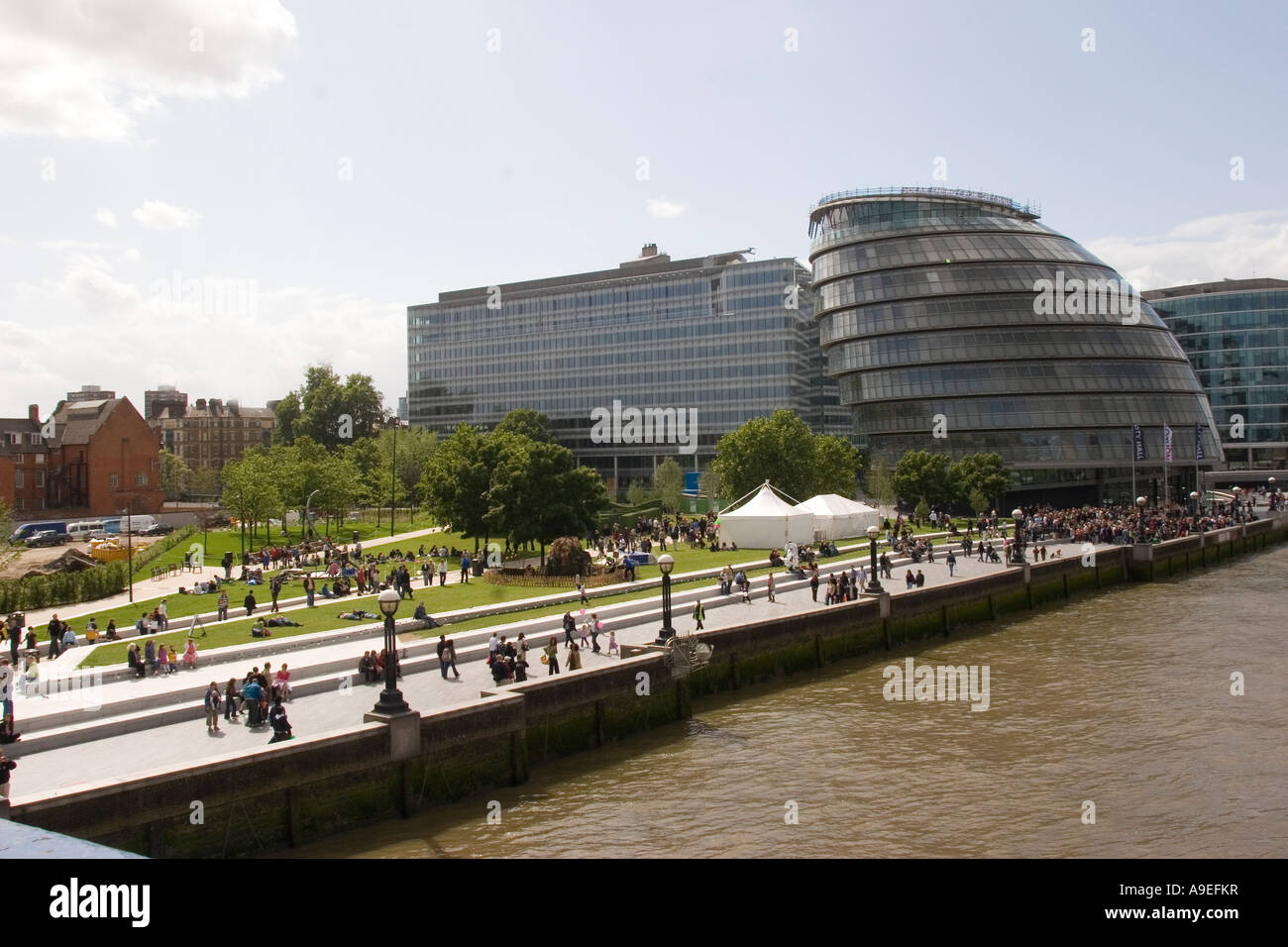 Potters Fields Park, the public area that sits between Tower Bridge and City Hall on the Southbank of the River Thames, London G Stock Photo