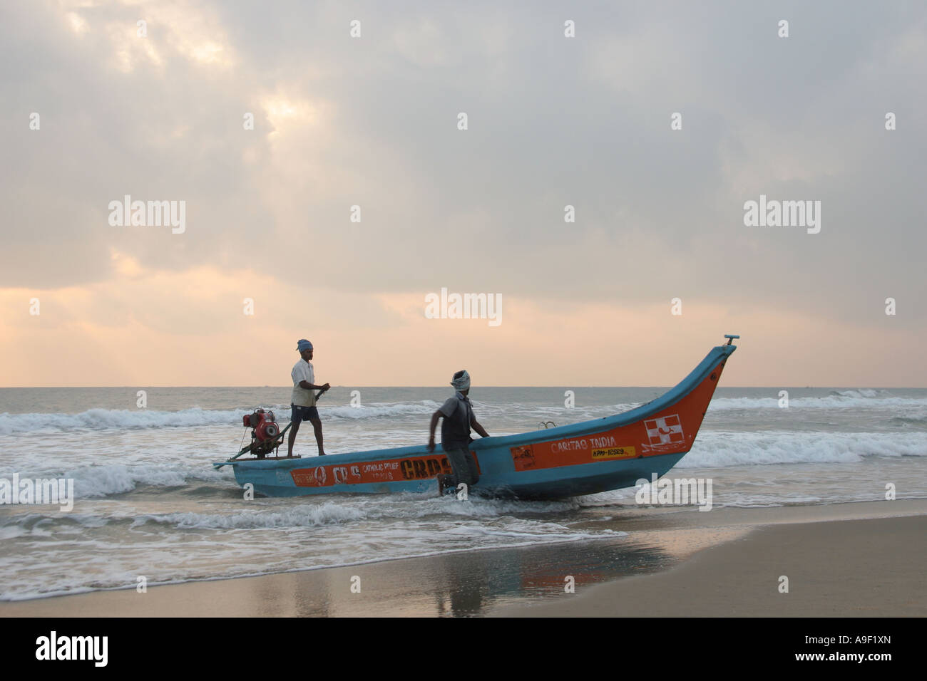 Fishermen bring their catch to shore on Mahabalipuram (Mamallapuram) beach, a UNESCO World Heritage Site in Tamil Nadu, India Stock Photo