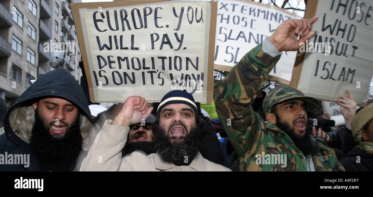 Muslims protesters demonstrate against the publication of cartoons of the Prophet Mohammad in some newspapers, 3 February 2006 Stock Photo