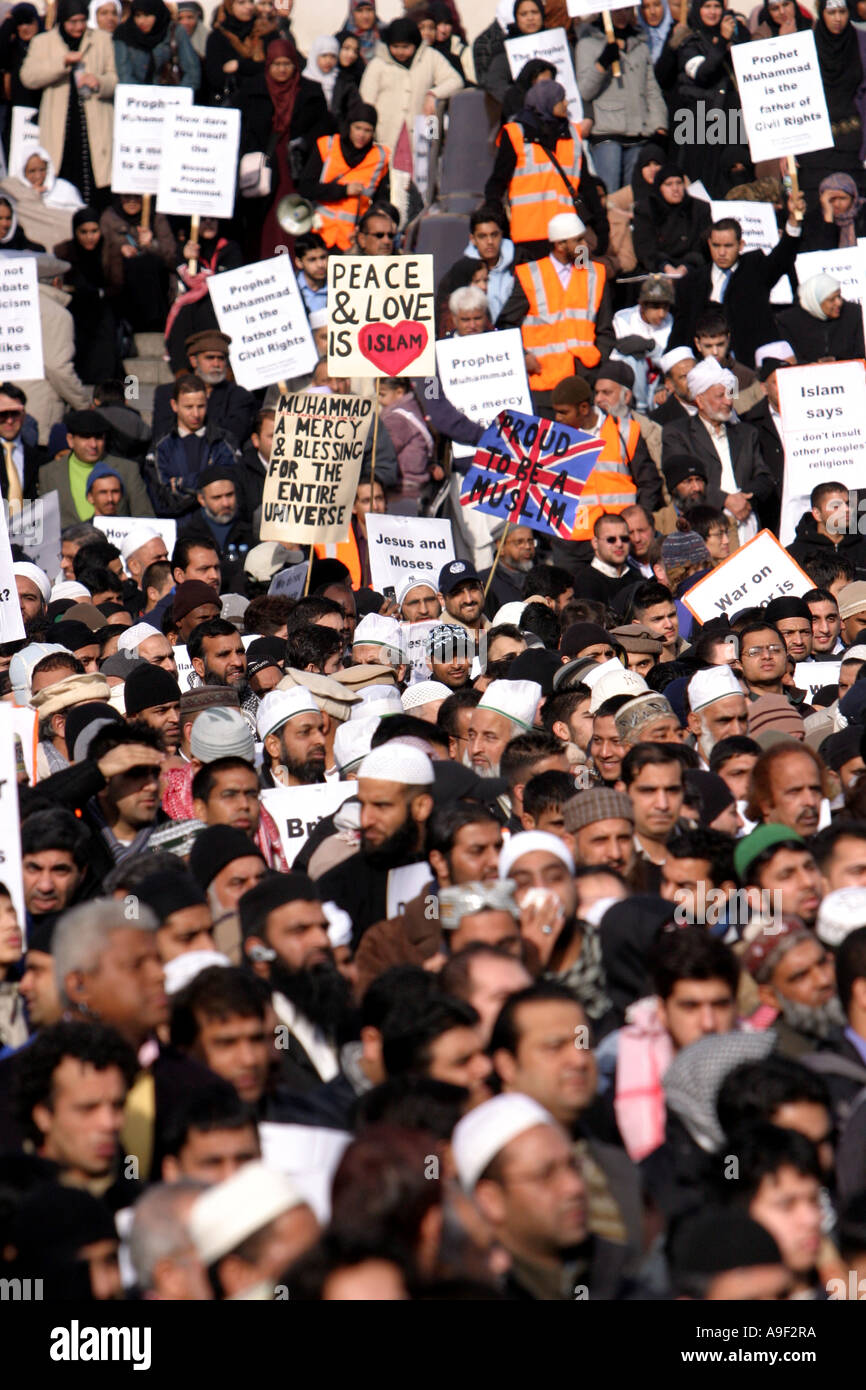 Protestors demonstrate at Trafalgar Square in response to the publication of cartoons of Prophet Mohammed, February 2006 Stock Photo