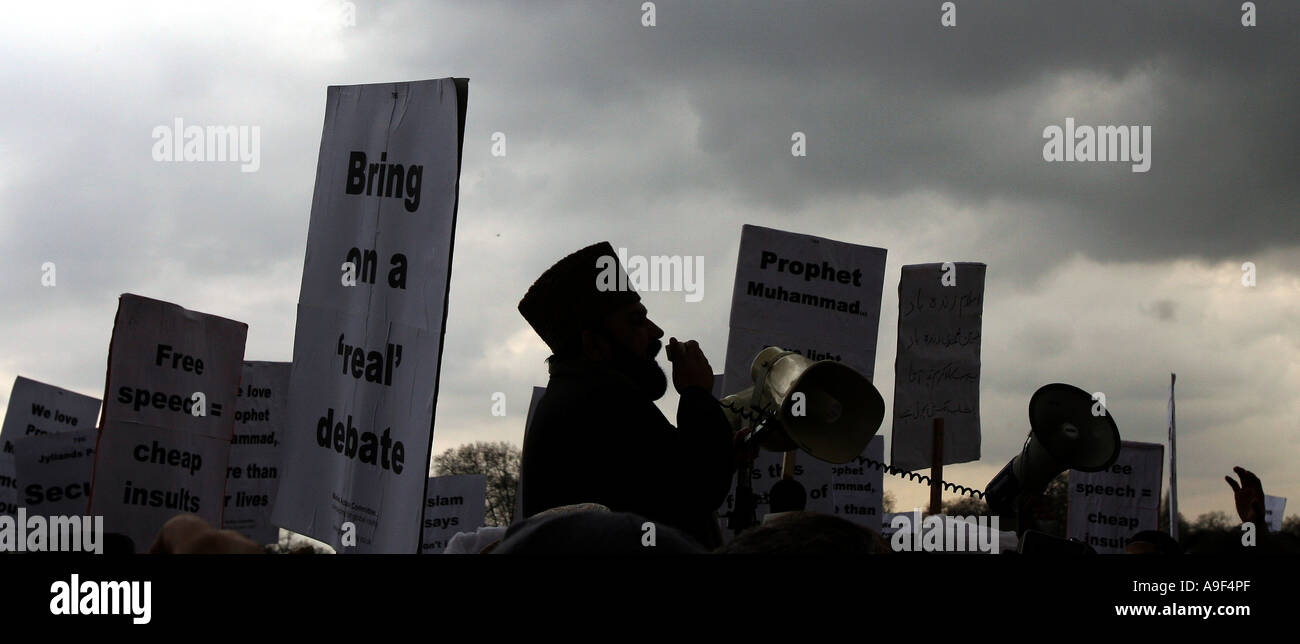 Muslims protesters demonstrate at Hyde Park against the publication of cartoons of Prophet Mohammed, 18 February 2006 Stock Photo