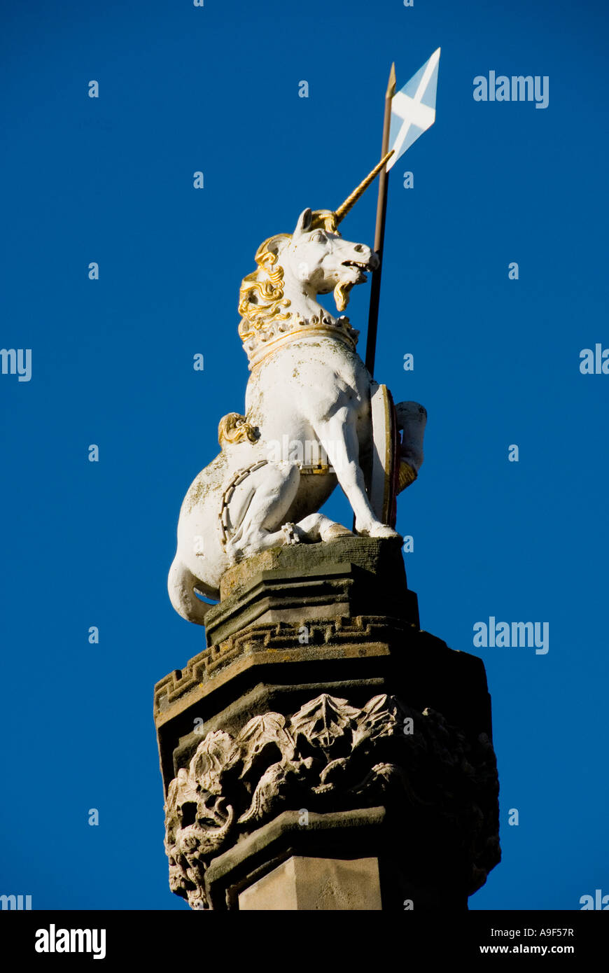 Edinburgh unicorn Staute Stock Photo - Alamy