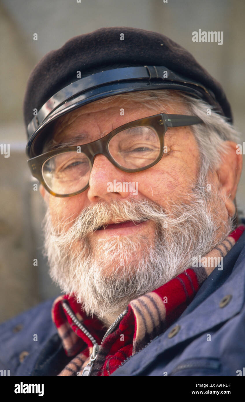 Bearded old man wearing hi-res stock photography and images - Alamy