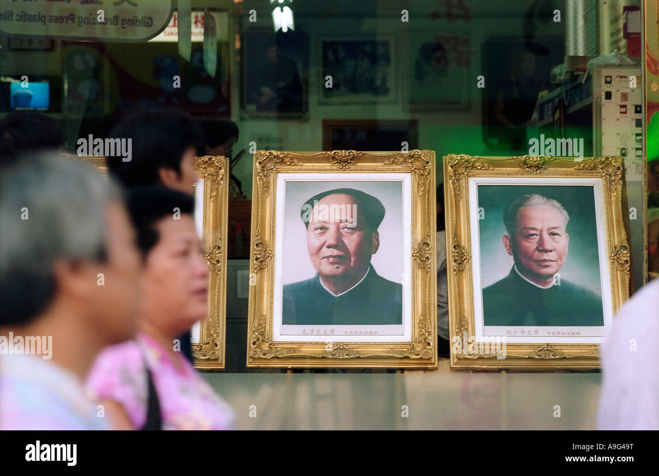 CHN China Beijing Shop window with a portrait of Mao Zedong left in the Wangfujing shopping street Stock Photo