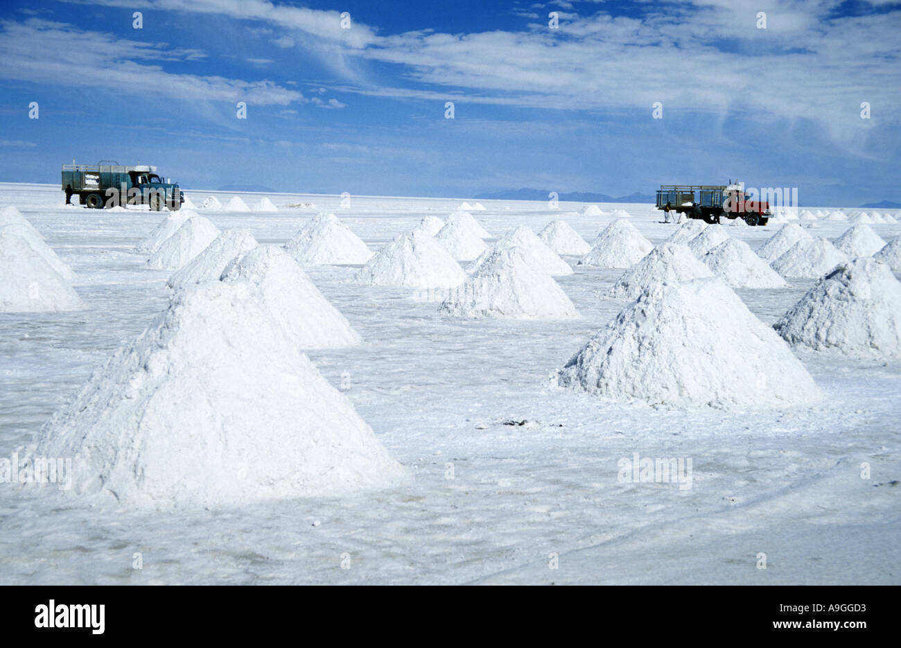 salt extraction on the salt lake Salar de Uyuni, Bolivia, Altiplano, Salar de Uyuni. Stock Photo