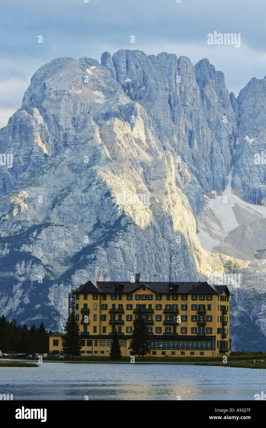Lake of Missurina, hotel with Sorapis group, Tre Sorelle, behind, Italy, Trentino-Alto Adige Stock Photo