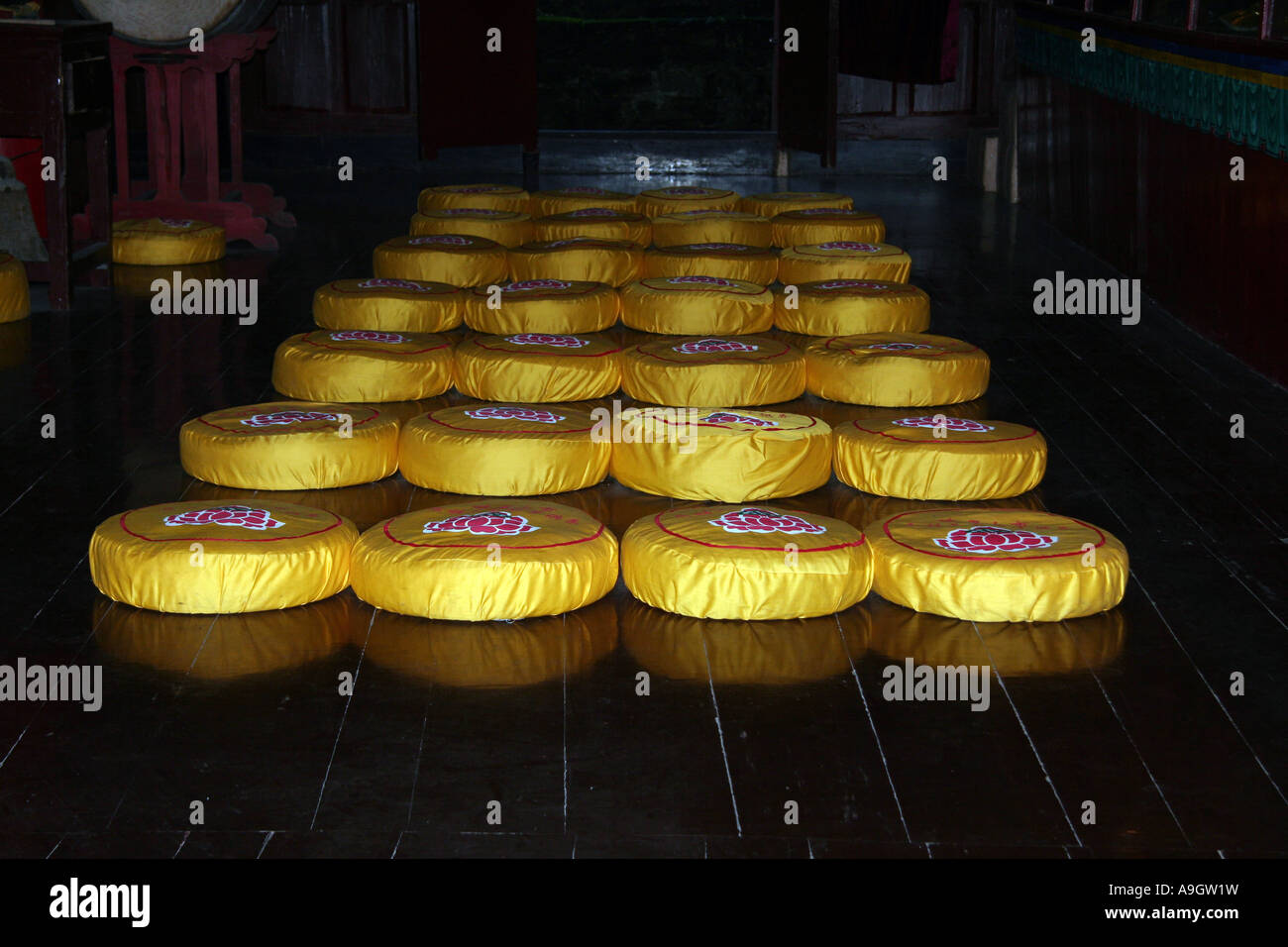 Prayer cushions hires stock photography and images Alamy