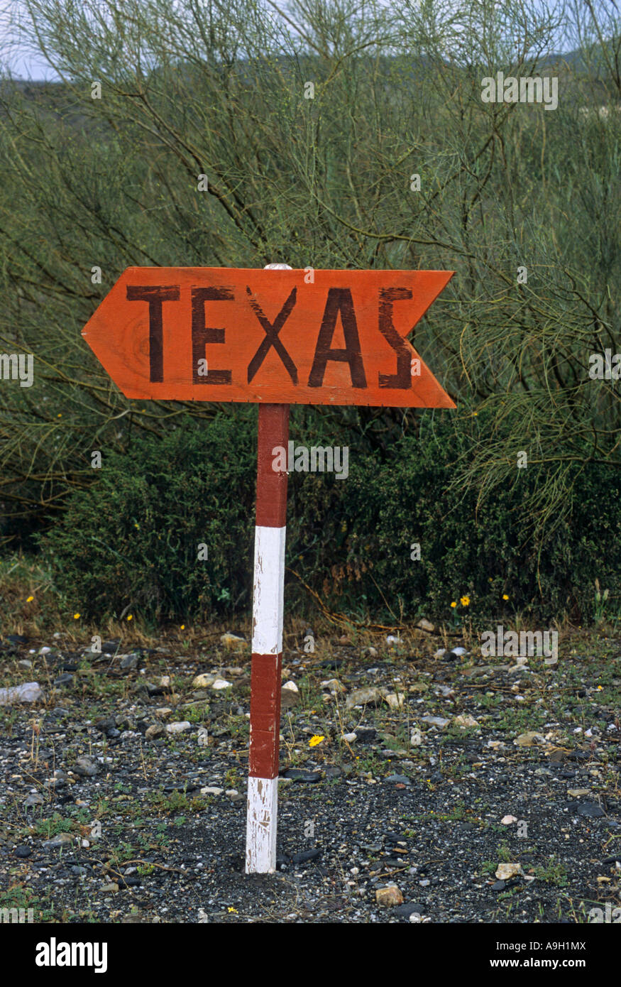 sign indicating the direction to Texas Stock Photo Alamy