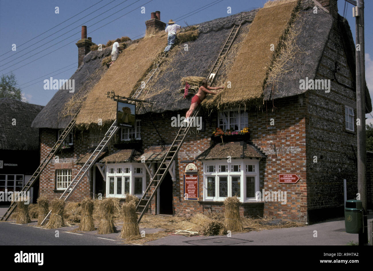Country Skills Thatching at Chilton Foliat Wiltshire Stock Photo