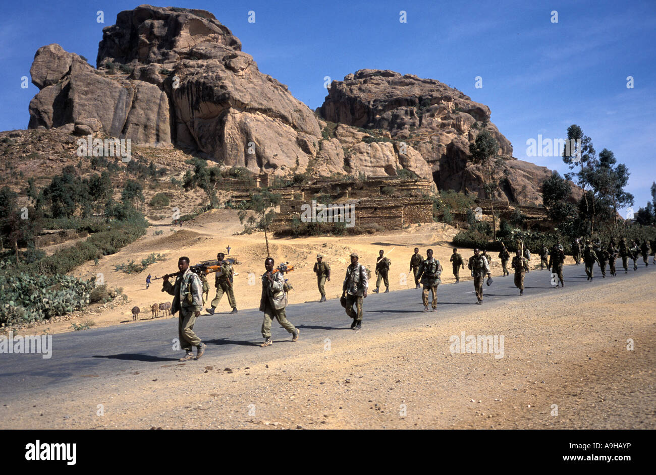 Ethiopian soldiers moving from mountain positions during border dispute with Eritrea 2001 Stock Photo