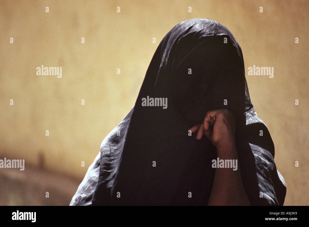 Yemen veiled woman hi-res stock photography and images - Alamy
