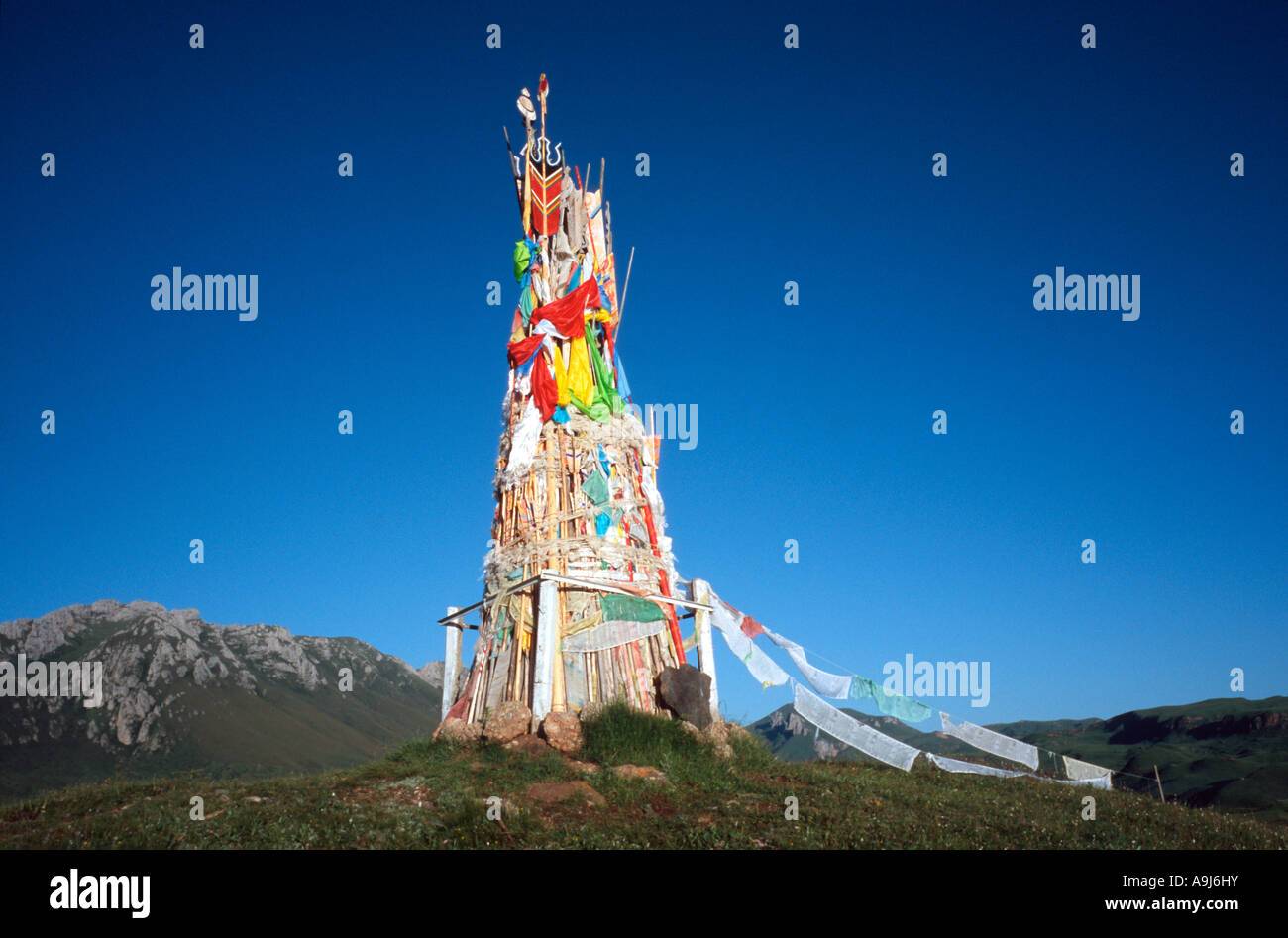 July 26, 2006 - Pole with prayer flags marking a local sky burial site on a mountain high above Dachang Lamo Kerti Gompa. Stock Photo