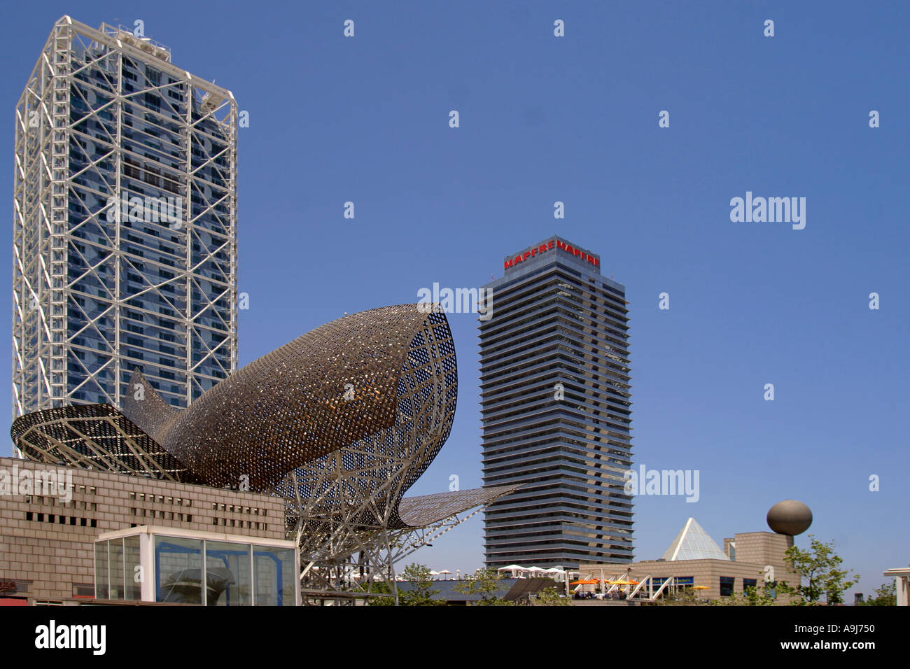 ESP Spanien Barcelona beach Platja de la Barceloneta Hotels Arts Sculpture of Frank Gehry Passeig Maritim Promenade Teleshot Stock Photo