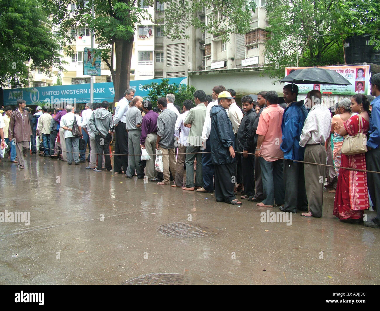 ANG99136 Line for Siddhi Vinayak temple Prabhadevi Bombay now Mumbai Maharashtra India Stock Photo