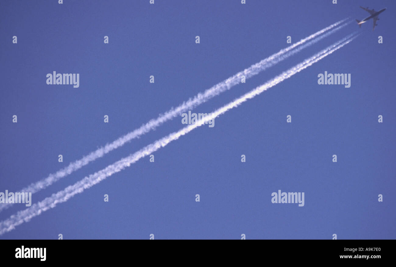Boeing 747 flying towards heathrow hi-res stock photography and images ...