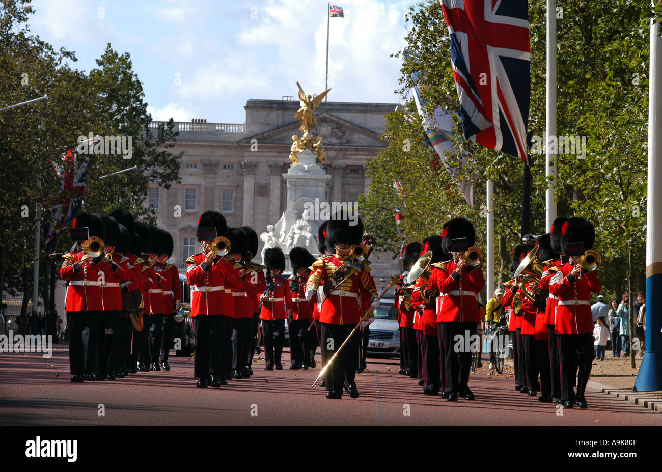 THE COLDSTREAM GUARDS MARCH ALONG THE MALL FROM BUCKINGHAM PALACE TO ST JAMES PALACE. Changing of the Guard. Stock Photo
