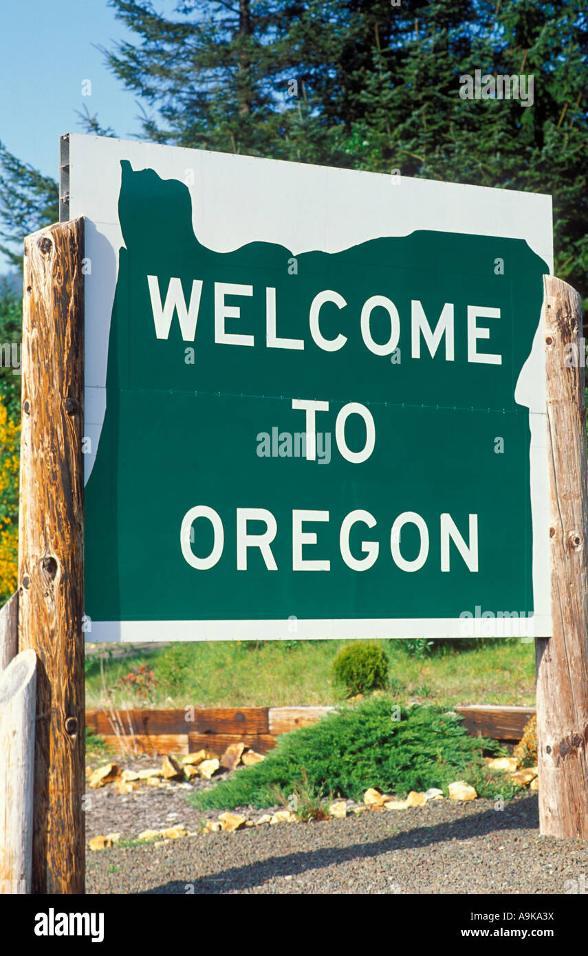 to Oregon sign at the California border in Brookings Oregon