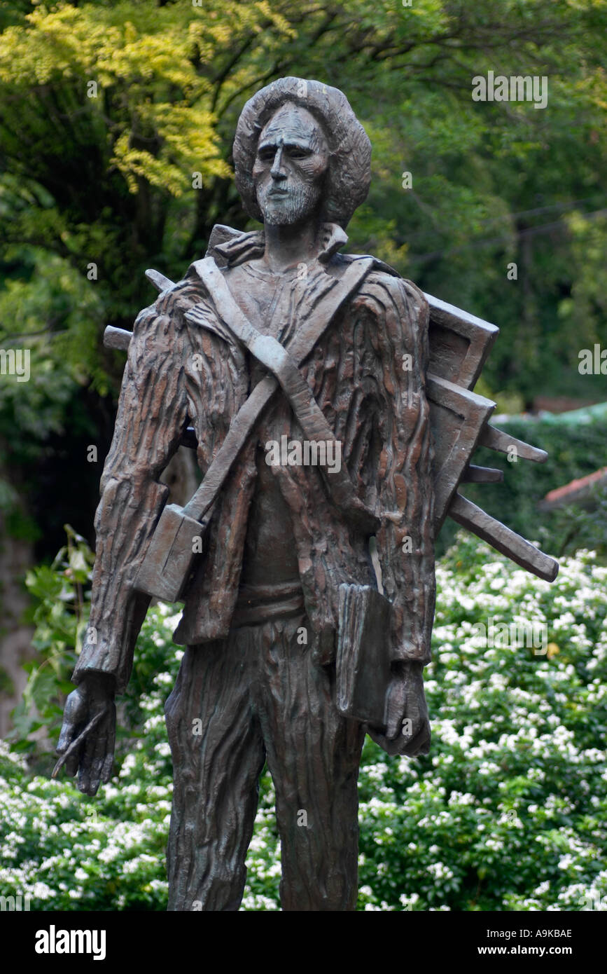 Premium Photo | Bronze sculpture of a man in the style of Vincent van Gogh
