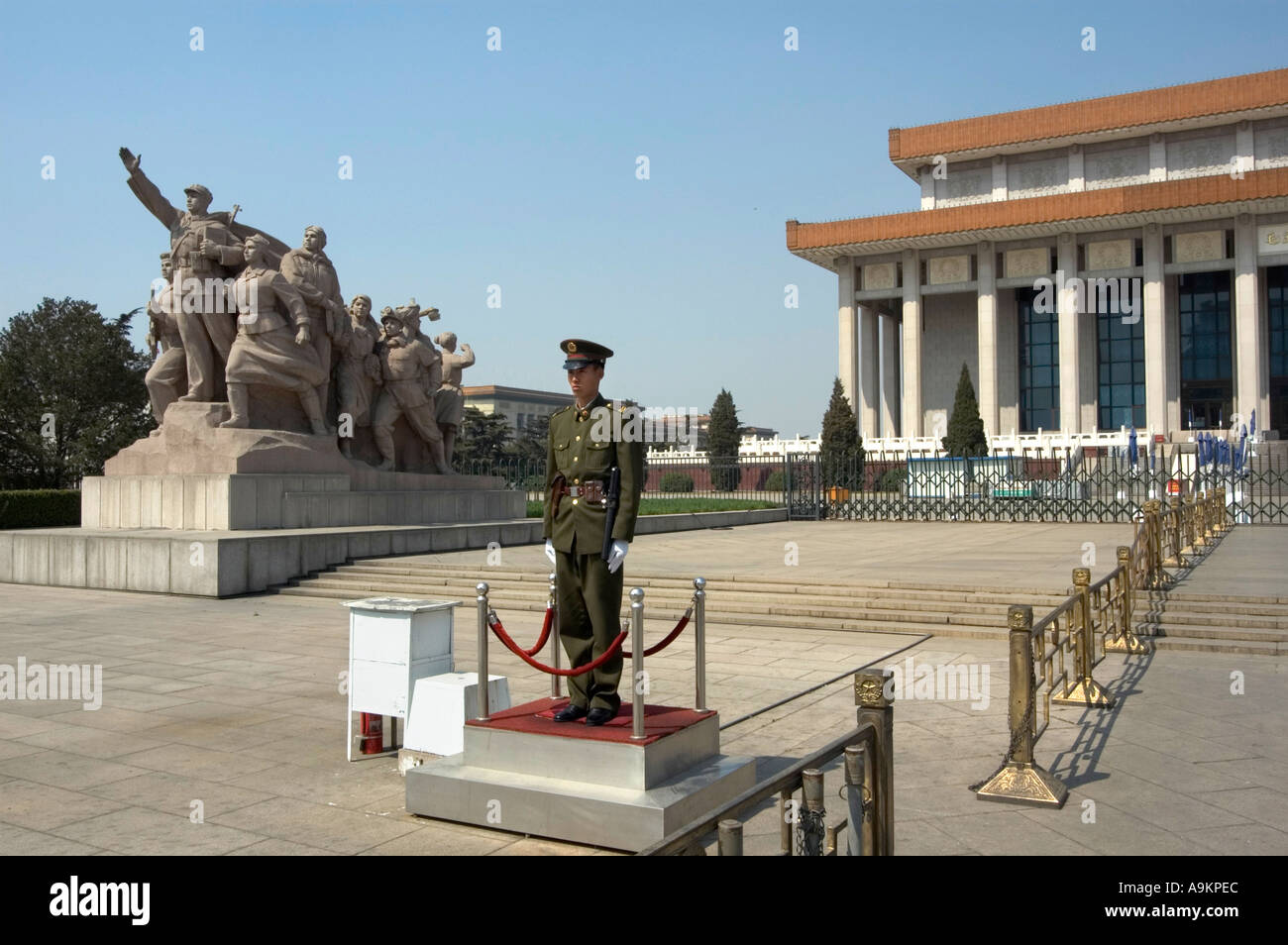PEOPLES LIBERATION ARMY SOLDIER IN FRONT OF THE CHAIRMAN MAO MAUSOLEUM TIANANMEN SQUARE BEIJING CHINA Stock Photo