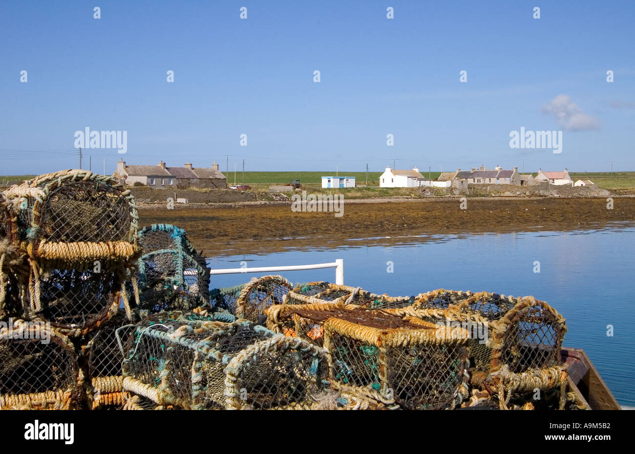 dh Kettletoft SANDAY ORKNEY Crab Lobster creels harbour and village houses Stock Photo
