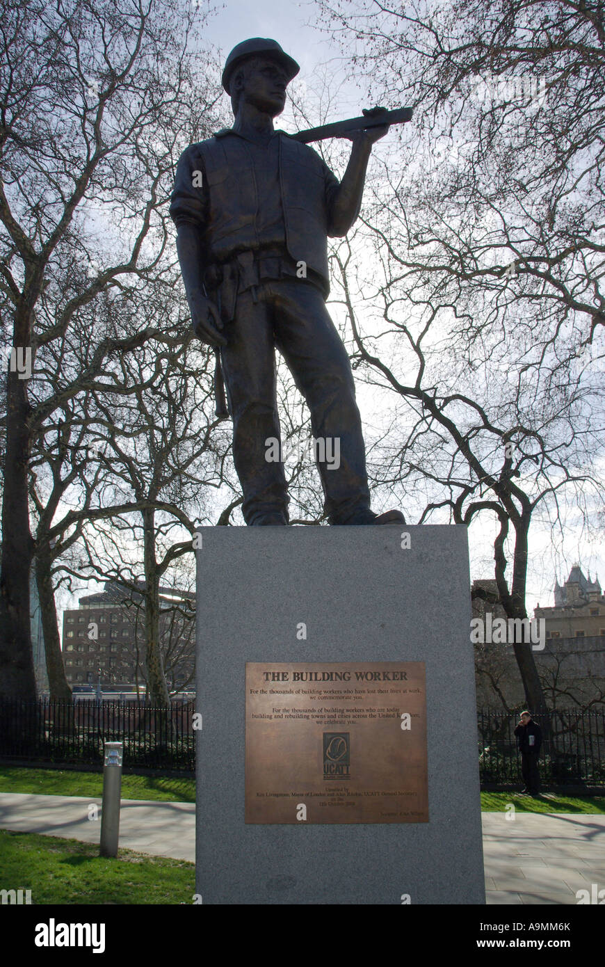 The Building Worker statue commemorating lives of workers who have died on building construction sites Tower Hill London UK sculpture by Alan Wilson Stock Photo