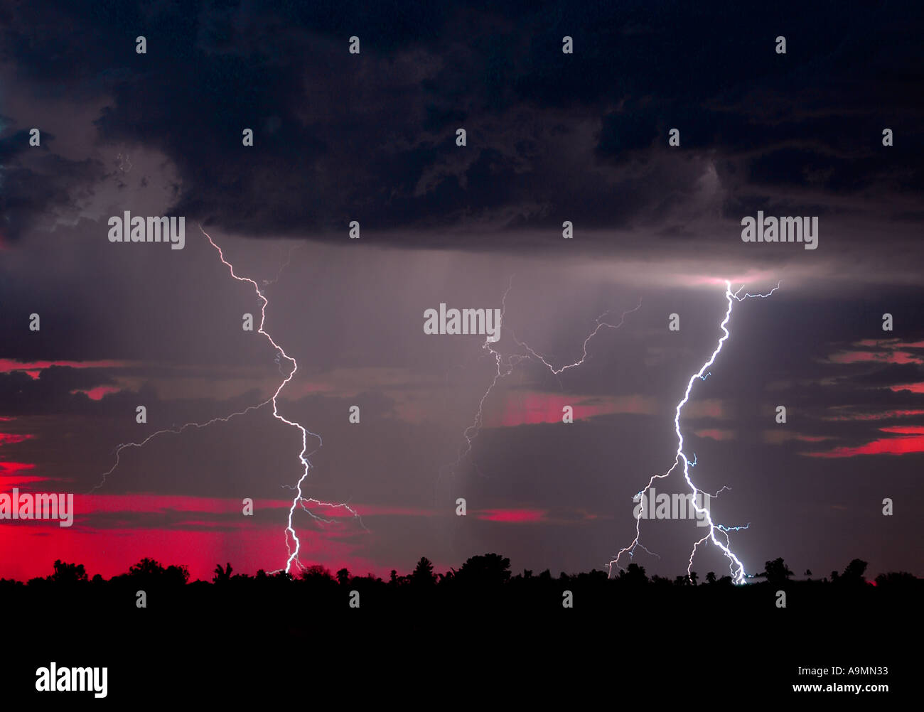 Lightning at sunset hi-res stock photography and images - Alamy