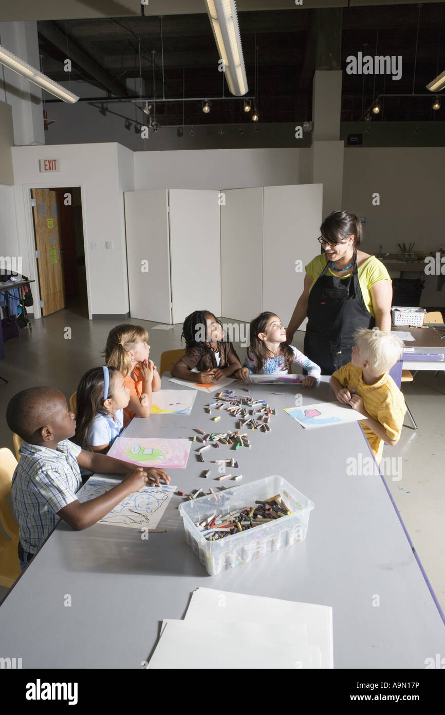 An art teacher teaching young students in art class Stock Photo - Alamy