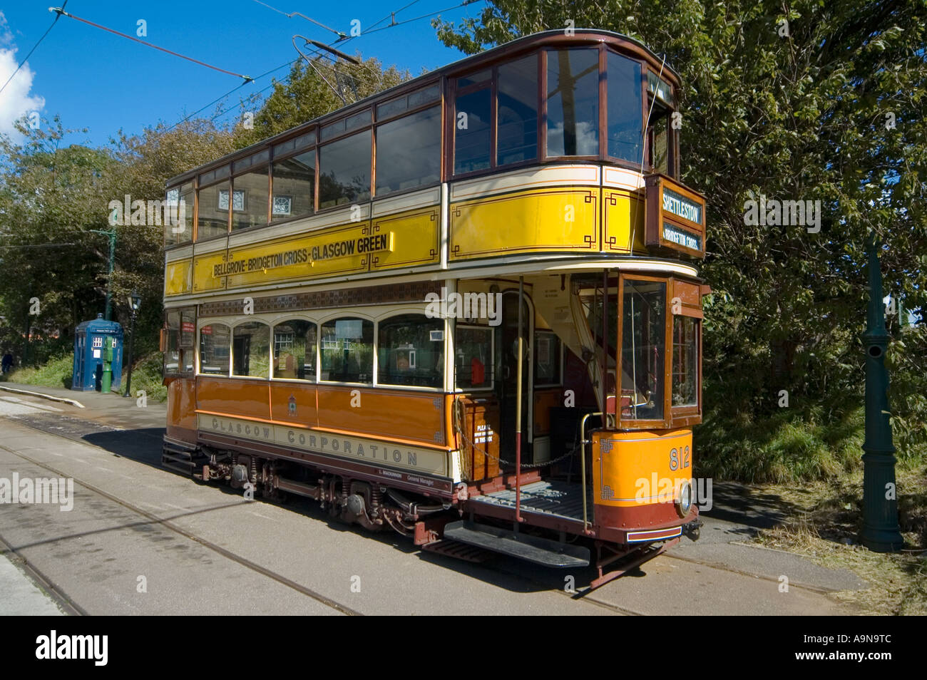 1900 Glasgow Corporation tram and Victorian tram shelter, Crich Tramway Village, Matlock, Derbyshire, England, UK Stock Photo