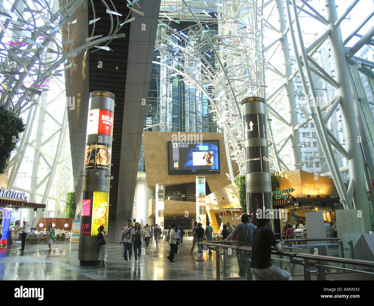 China Hong Kong Langham Place shopping mall Stock Photo - Alamy