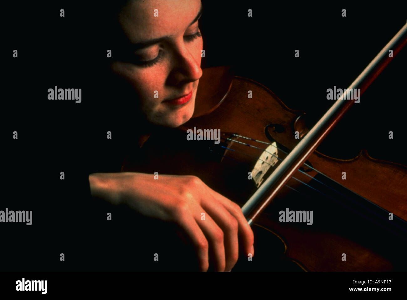 Female violinist playing the violin Stock Photo - Alamy