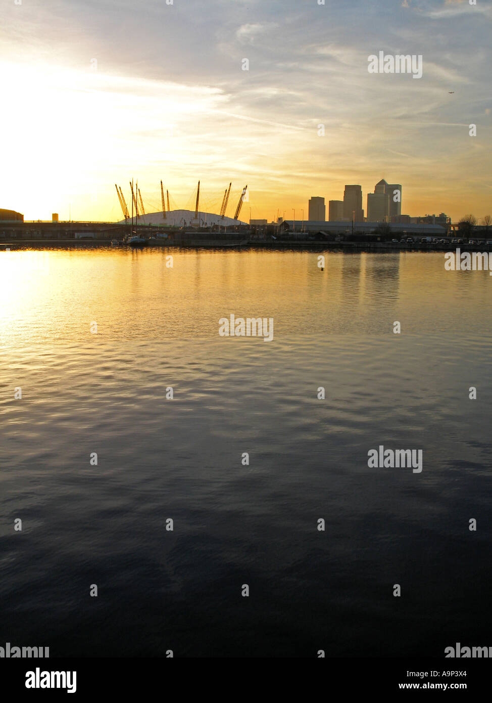 Sunrise over canary wharf skyline and river thames hi-res stock ...