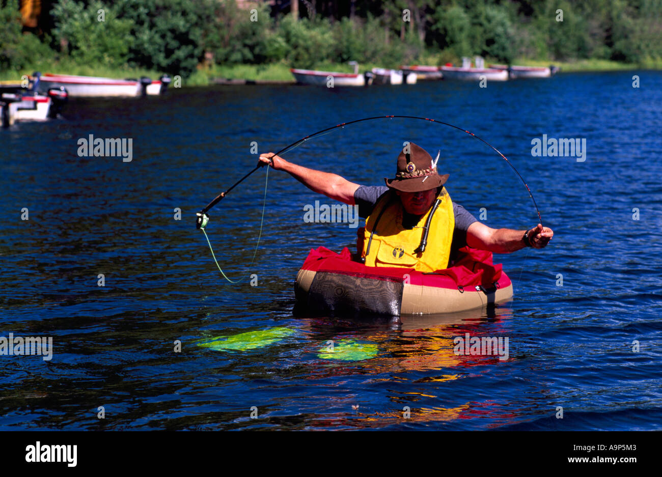 https://c8.alamy.com/comp/A9P5M3/fly-fisherman-in-a-belly-boat-fishing-for-trout-in-hi-hium-lake-in-A9P5M3.jpg