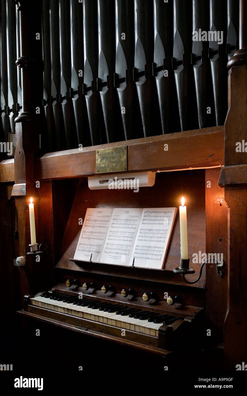 Keyboard instrument clearance with pipes