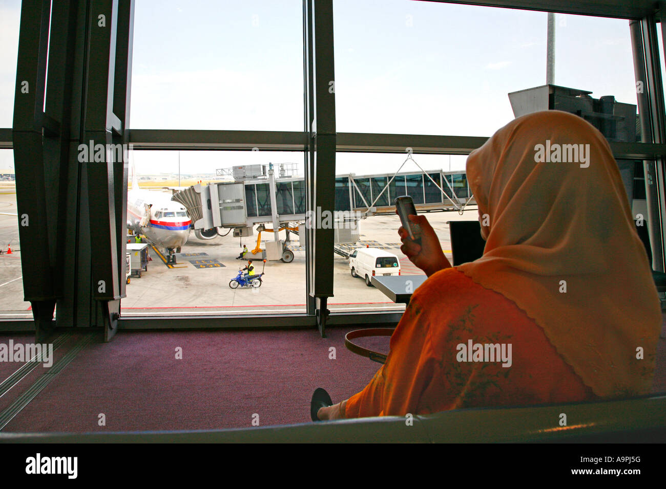 Muslim woman airport hi-res stock photography and images - Alamy